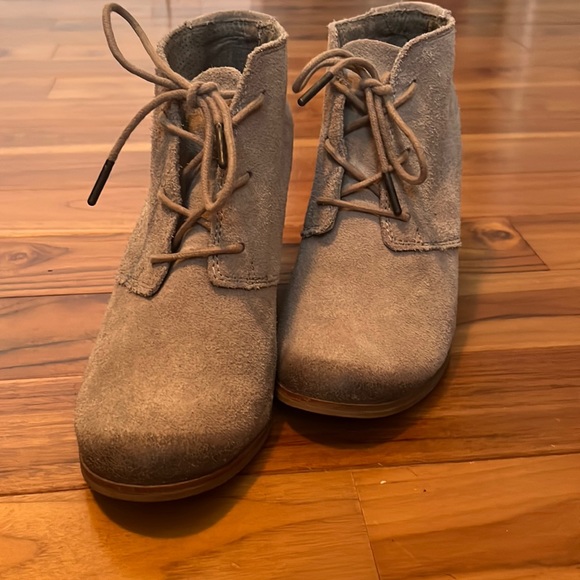 Tom’s faux suede tie-up booties - Picture 2 of 7